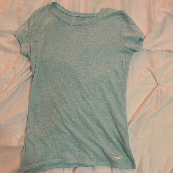 light blue hollister t-shirt. - Picture 1 of 3